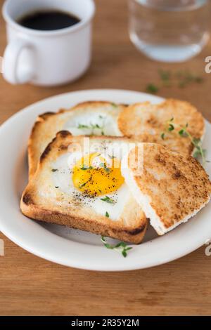 Eine herzförmige Spiegelei in einer Scheibe Toast Stockfoto
