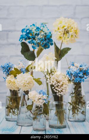 Blumen in Flaschen Stockfoto