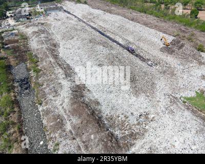 Luftaufnahme Mülldeponie riesige Mülldeponie Umweltverschmutzungsproblem, Draufsicht auf Kunststoff und andere Industrieabfälle ökologische Katastrophe aus Stockfoto
