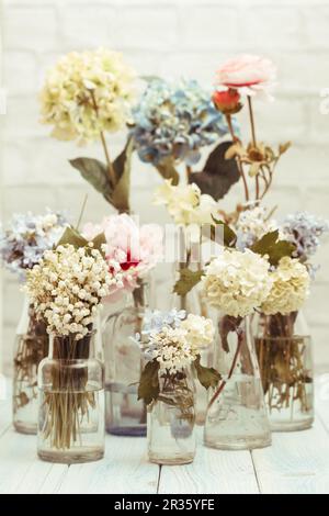 Blumen in Flaschen Stockfoto