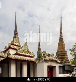 Der Himmel ist die Kulisse für die goldenen Türme und einige der Gebäude des Wat Pho Tempels in Bangkok, Thailand. Stockfoto