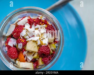 Dinkelmuscheln mit Beeren und geriebener Kokosnuss Stockfoto