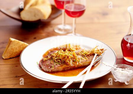 Steak mit Zwiebeln Stockfoto