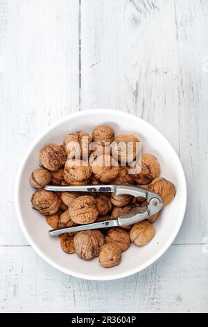 Eine Schüssel mit Walnüssen Stockfoto