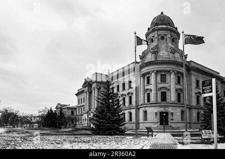 Winnipeg, Manitoba, Kanada - 11 21 2014: Winnipeg Law Courts Building aus Sicht der Broadway Avenue. National Historic Site of Canada in Stockfoto