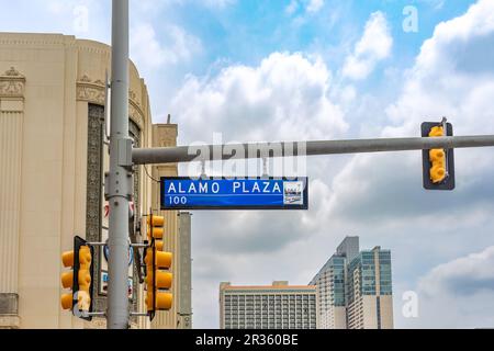 San Antonio, Texas, USA – 8. Mai 2023: Namensschild der Alamo Plaza im Stadtzentrum von San Antonio, Texas. Stockfoto