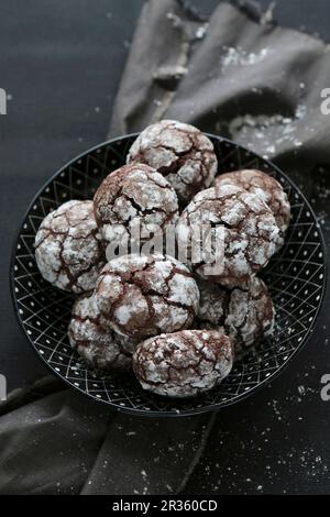 Glutenfreie Haselnüsse und Schokoladenkekse mit Glasur Stockfoto