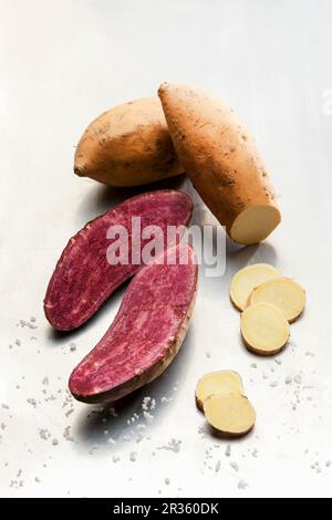 Rote und weiße Süßkartoffeln Stockfoto