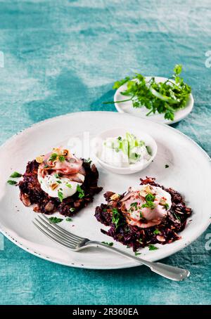 Rote Süßkartoffeln mit Roastbeef und Crème fraîche Stockfoto