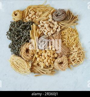 Verschiedene Arten von Pasta auf weißer Oberfläche (von oben gesehen) Stockfoto