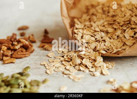 Hafer mit Nüssen und getrockneten Früchten Stockfoto