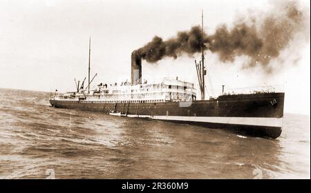 Passagiere auf RMS Tahiti steigen auf die Rettungsboote, während das Schiff im August 1930 aufgrund von Überschwemmungen aufgrund einer gebrochenen Gelenkwelle sinkt. Der bekannte und beliebte Dampfer RMS Tahiti sank 400 Seemeilen westlich von Raratonga auf einer Reise von Sydney nach San Francisco. Die SS Ventura und SS Penbryn waren zur Hilfe bei einer Rettung im mittleren Ozean da, und es gab keine Toten. Stockfoto