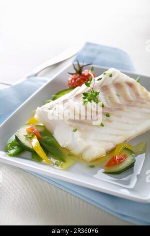 Kabeljaufilet mit Frühlingsgemüse Stockfoto