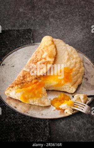 Ein schwamm Omelett auf ein rundes Backblech mit Kürbis und Orange Marmelade, in Scheiben geschnitten Stockfoto