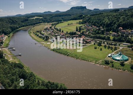 Blick auf rathen im sächsischen switerland vom Pfad bis zur Brückenbrücke, deutschland. Hochwertiges Foto Stockfoto