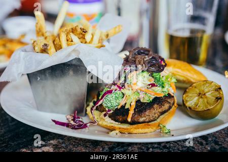 Ein Burger mit Krautsalmen und Pommes frites Stockfoto