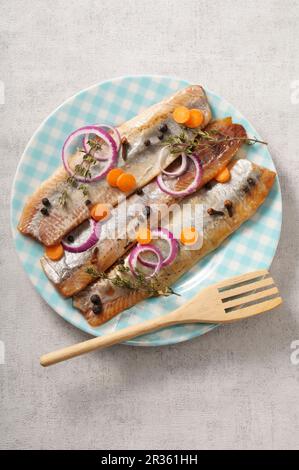 Eingelegte Heringsfilets mit Gewürzen, Zwiebeln und Karotten Stockfoto