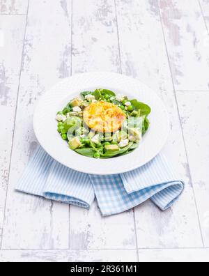 Gebackene Eier auf Erbsen- und Minzsalat mit Feta-Käse (England) Stockfoto