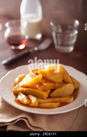 French Toast mit Apfel- und Karamellsauce Stockfoto