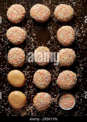 Karamell-Donuts mit bunten Zuckerstreuseln Stockfoto