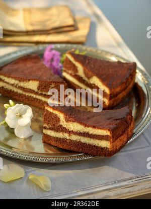 Schwarz-Weiß-Kuchen auf einem silbernen Tablett Stockfoto