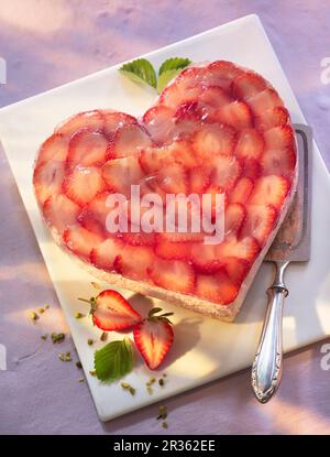 Ein herzförmiger Erdbeerquark-Kuchen Stockfoto