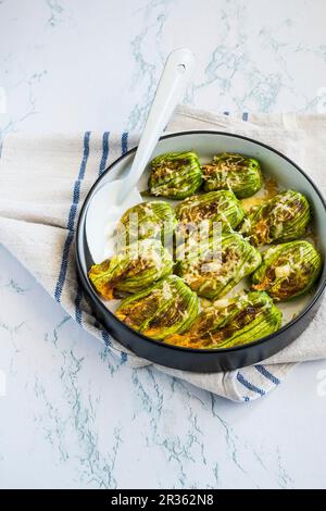 Gefüllte, gebackene Zucchiniblüten Stockfoto