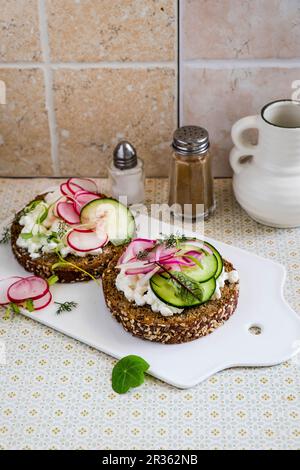 Sandwiches mit Frischkäse, Radieschen und Gurken öffnen Stockfoto