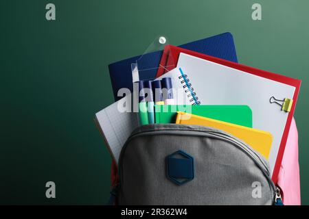 Rucksack mit anderem Schulpapier in der Nähe von Tafel, Nahaufnahme Stockfoto
