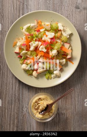 Blumenkohlsalat mit Apfel, Sellerie und Karotten Stockfoto