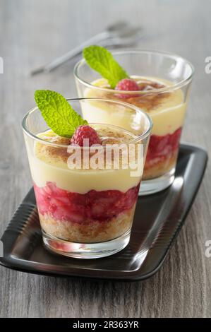 Himbeertiramisu in Dessertgläsern Stockfoto