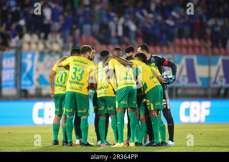 Sete Lagoas, Brasilien. 22. Mai 2023. MG - SETE LAGOAS - 05/22/2023 - BRAZILEIRO A 2023, CRUZEIRO X CUIABA - Spieler aus Cuiaba betreten das Spielfeld für das Spiel gegen Cruzeiro im Stadion Arena do Jacare für DIE BRASILIANISCHE A 2023 Meisterschaft. Foto: Gilson Junio/AGIF/Sipa USA Kredit: SIPA USA/Alamy Live News Stockfoto