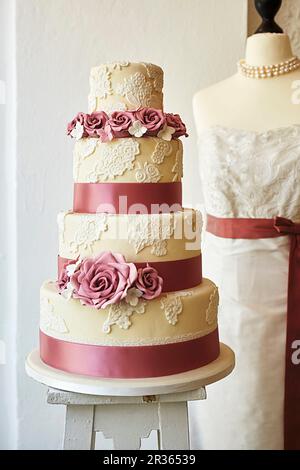 Ein Hochzeitstorte mit Rosen geschmückt Stockfoto