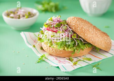 Ein Bagel mit Gurke, Avocado, Rettich und Radieschen Sprossen Stockfoto