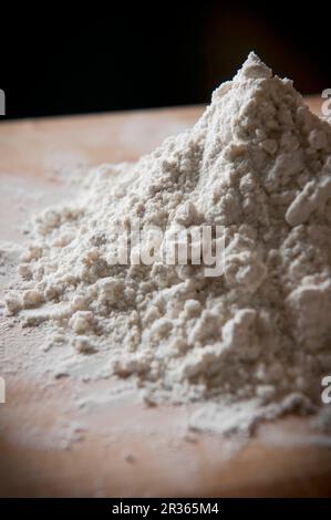 Ein Haufen Mehl auf einer Arbeitsfläche Stockfoto