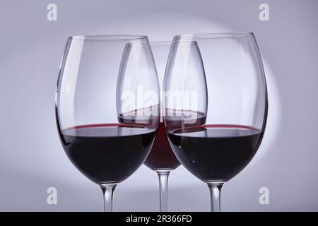 Rotwein in drei Gläsern Stockfoto