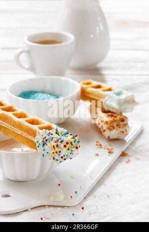 Waffel Sticks mit weißer Schokolade und Zucker Streusel Stockfoto