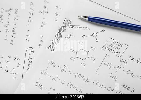 Blatt Papier mit verschiedenen chemischen Formeln und Stift, Nahaufnahme Stockfoto