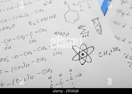 Blatt Papier mit verschiedenen chemischen Formeln, Nahaufnahme Stockfoto