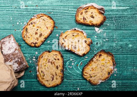 Stollen-Stücke auf den Tisch Stockfoto