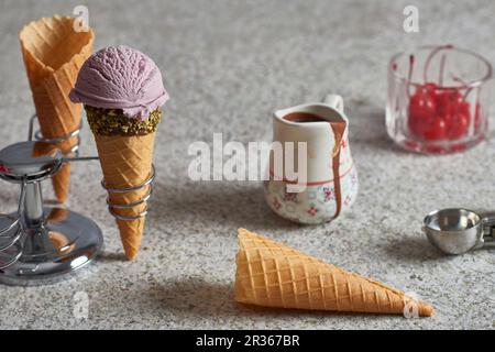 Eiszapfen in einem Konushalter Stockfoto