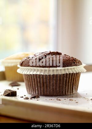 Zwei verschiedene Muffins vor einem Fenster Stockfoto