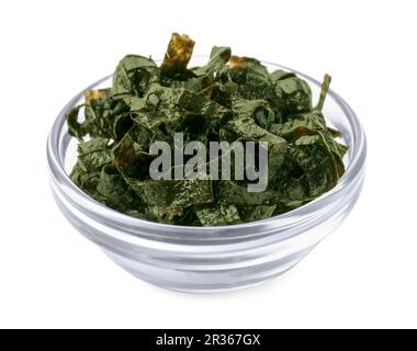 Schüssel mit gehackten Nori-Laken isoliert auf weiß Stockfoto