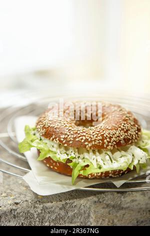 Ein Bagel mit Salat und Frischkäse Stockfoto