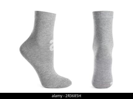 Ein Paar hellgraue Socken, isoliert auf Weiß Stockfoto
