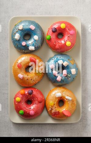 Bunte Donuts mit Marshmallows und Schokoladenbohnen Stockfoto