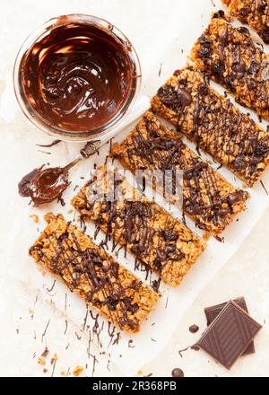 Frisch gebackene Müsliriegel mit Schokolade und braunem Zucker Stockfoto