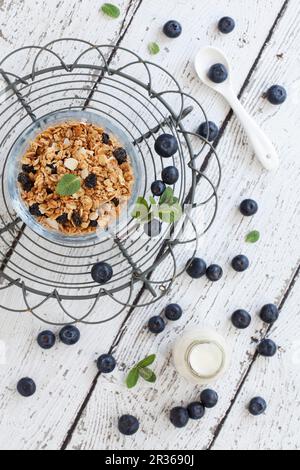 Eine Schüssel Heidelbeermüsli mit frischen Heidelbeeren und Minze Stockfoto