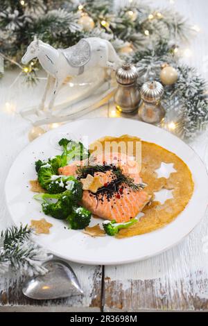 Gebackenes Lachsfilet mit Brokkoli und ein Crepe für Weihnachten Stockfoto