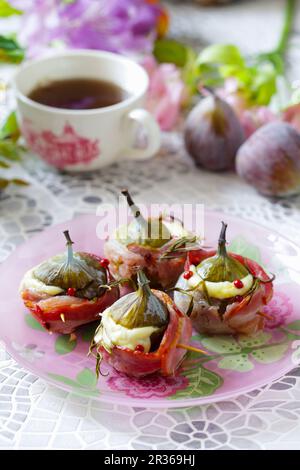 Im Ofen gebackene Feigen gefüllt mit Schinken und Käse Stockfoto